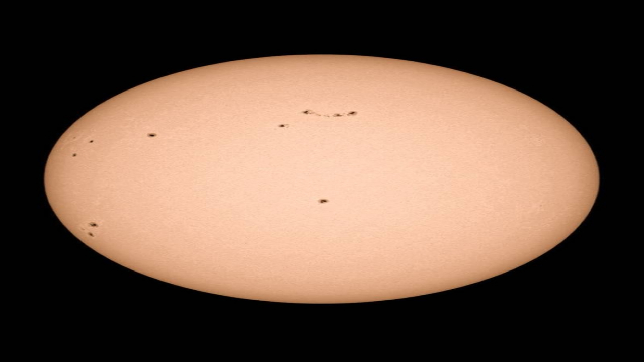 فلكية جدة ترصد انتشاراً متزايداً لمجموعات البقع الشمسية على سطح الشمس